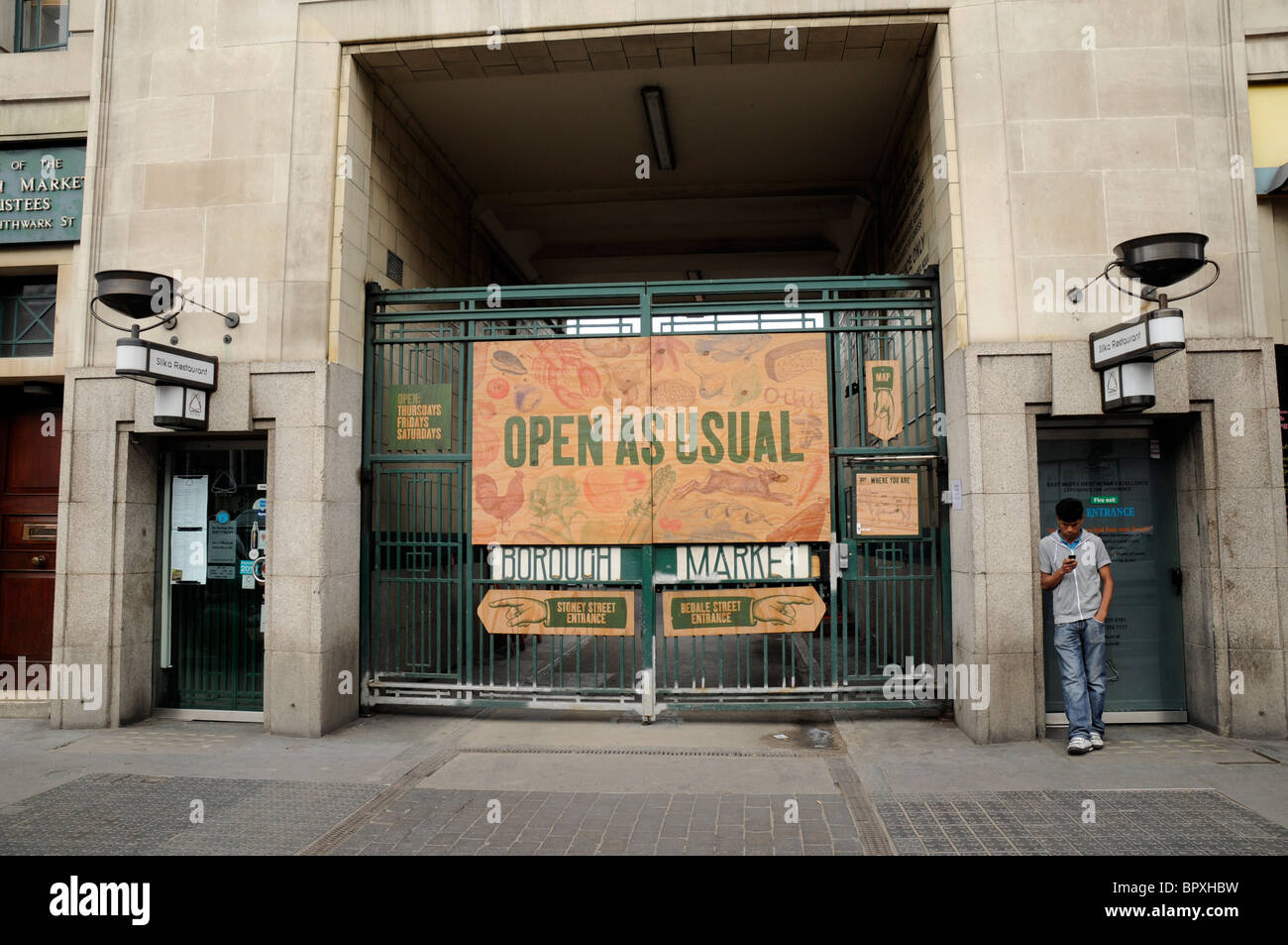 È aperta come al solito cartello sulla entrata principale del mercato di Borough, SE1, Londra Foto Stock