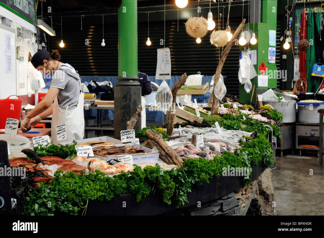 Pressione di stallo di pesce sul mercato di Borough, London SE1 Foto Stock