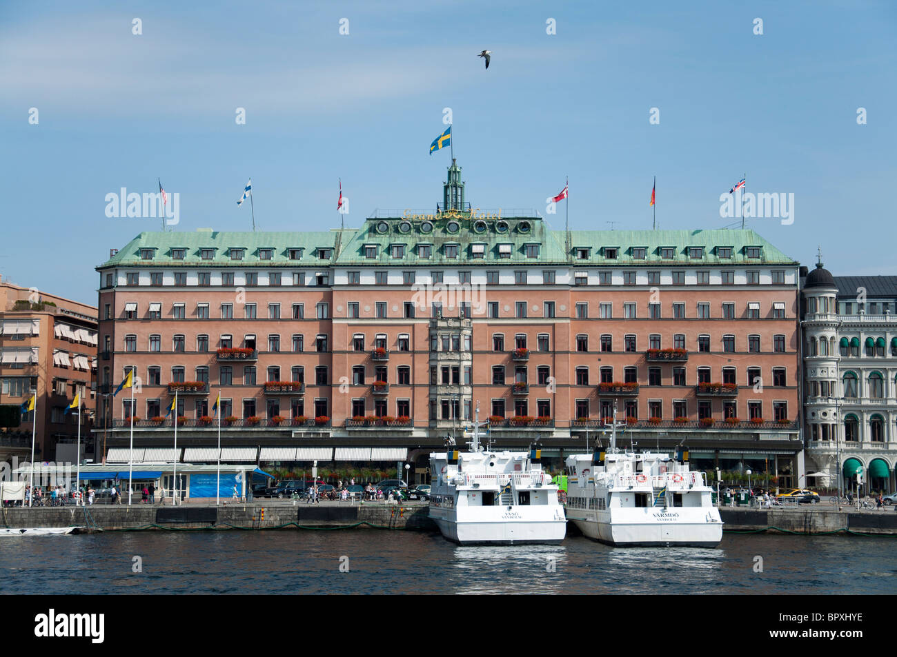 Il Grand Hotel a Stoccolma, in Svezia come si vede da una gita in barca. Foto Stock