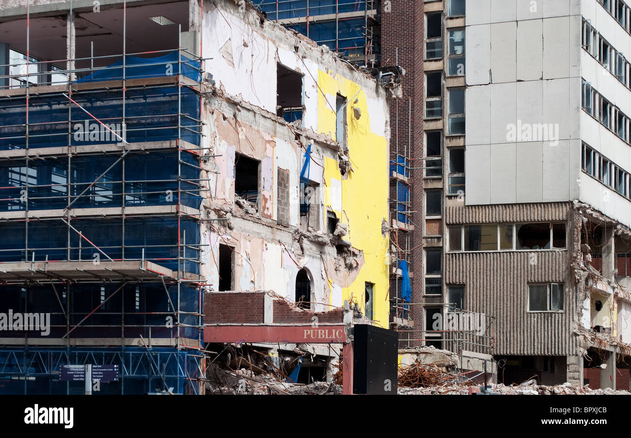 Gli edifici di vecchia costruzione essendo demolita nel centro della città di Liverpool, Regno Unito Foto Stock