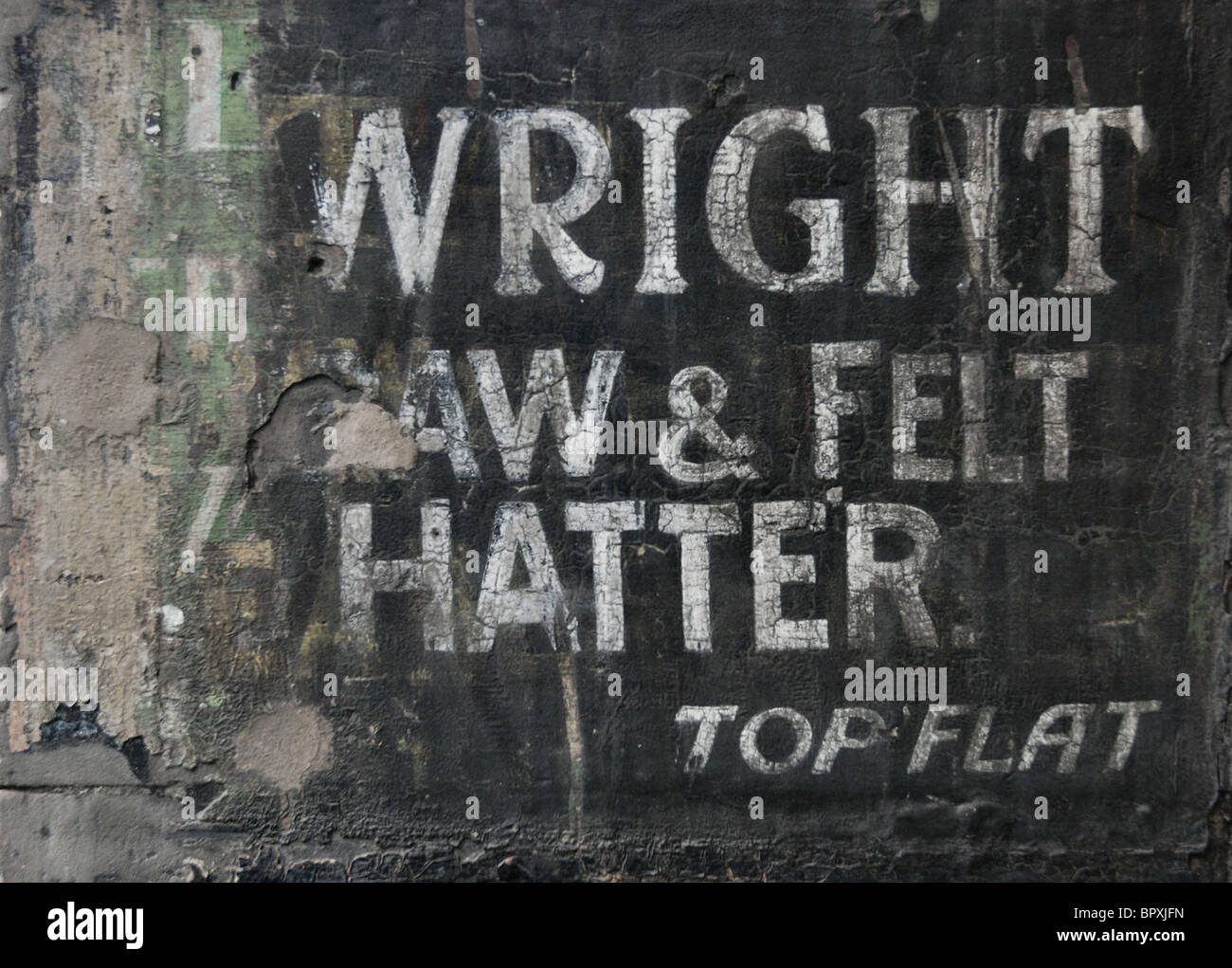 Il weathered rimane un segno dipinta su un muro nella Cittã Vecchia di Edimburgo,. Foto Stock