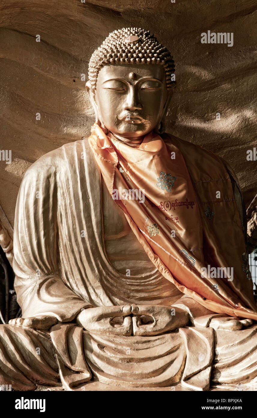Immagine di Buddha nel tempio buddista MYANMAR Birmania Yangon Asia Foto Stock