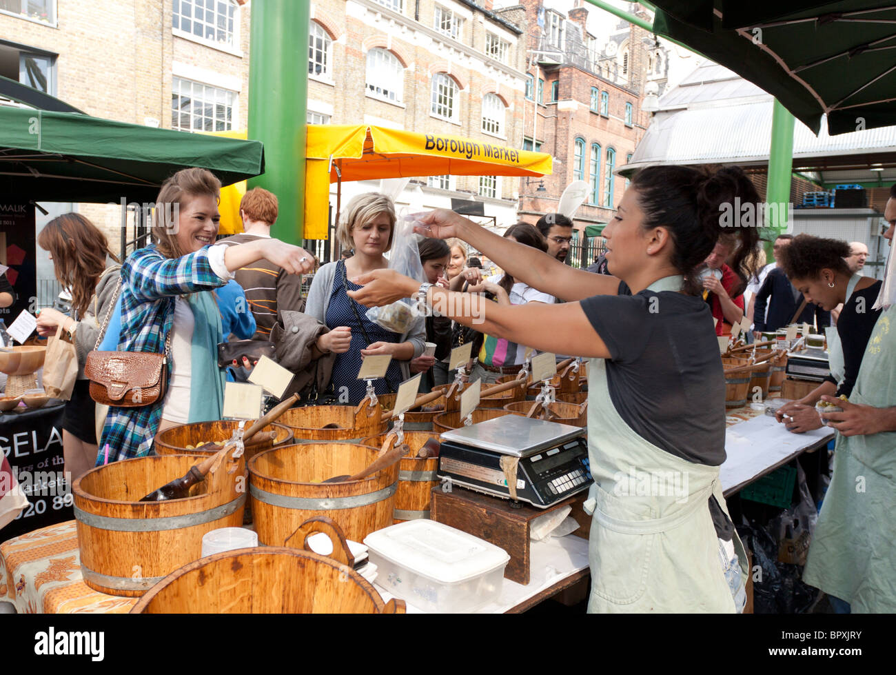 Pressione di stallo di oliva - Borough Market - Southwark - Londra Foto Stock