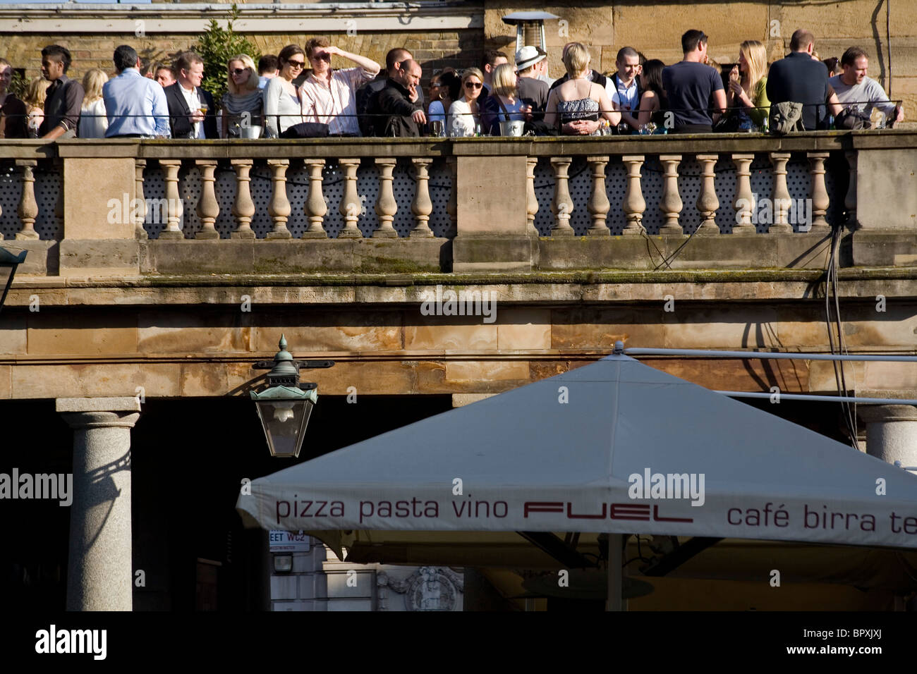 Bar sulla terrazza del ristorante Covent Garden di Londra Foto Stock