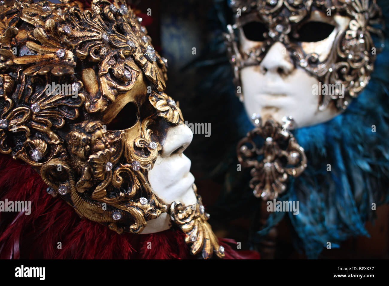 Tradizionali maschere di Venezia, ma realizzata in uno stile esclusivo e impreziosito con cristalli e minuscoli rilievi. Foto Stock