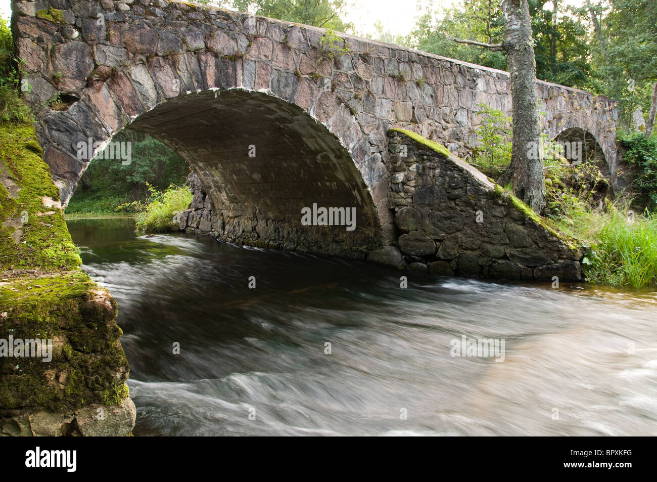 Un antico ponte in pietra con due archi - Otten Mills, Sud Estonia Foto Stock