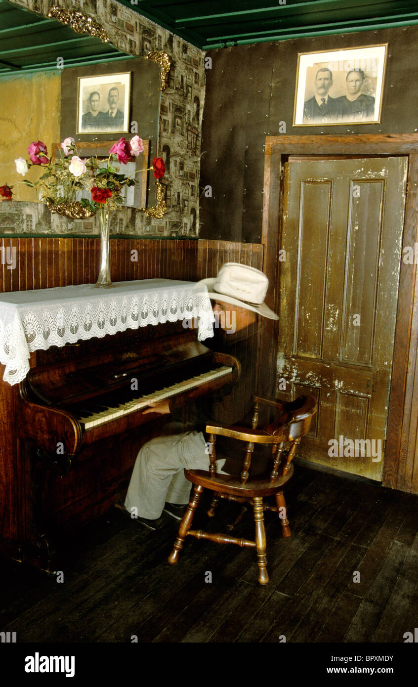 Un fantasma-come uomo suona il pianoforte, città fantasma di Cerro Gordo,  California Foto stock - Alamy