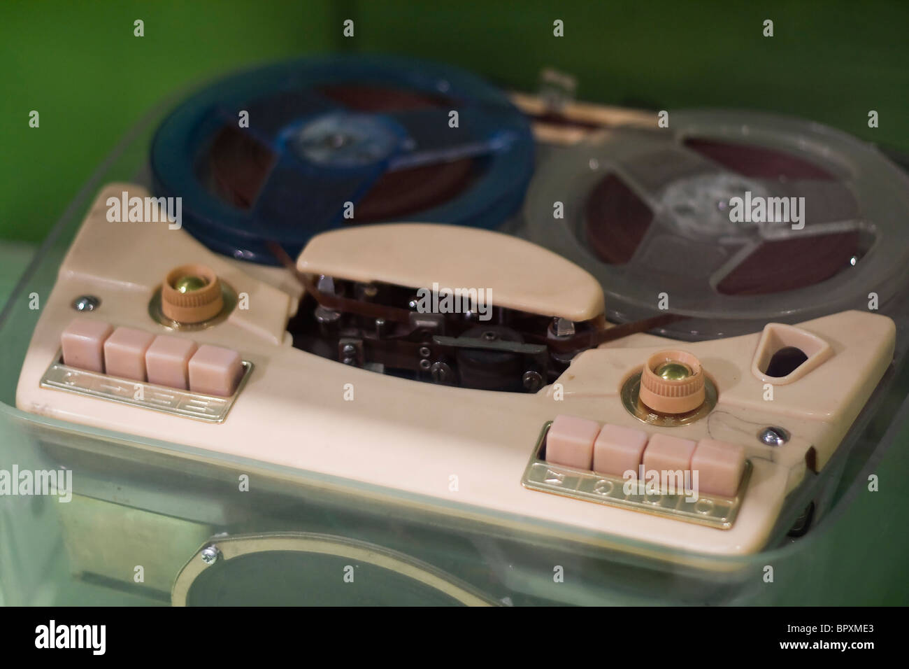 Un vecchio portatile registratore a nastro. Foto Stock