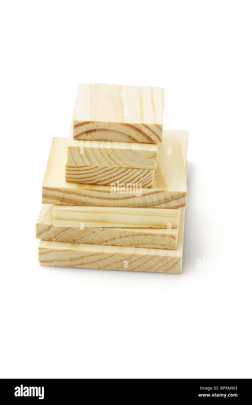 Pila di blocchi di legno di varie dimensioni su sfondo bianco Foto Stock