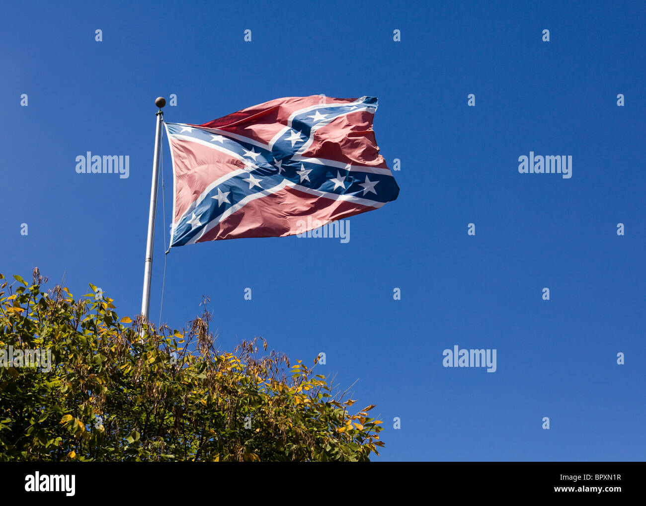 Bandiera confederate agitando contro il cielo blu Foto Stock