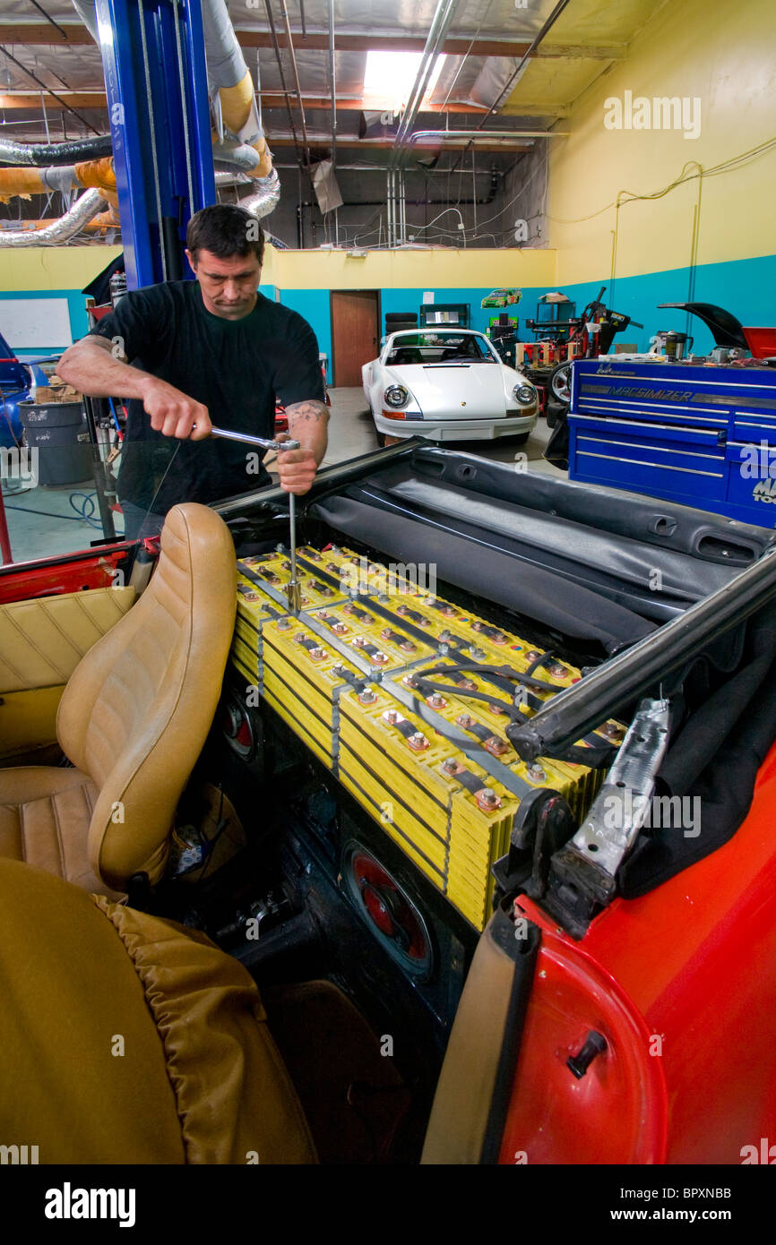 Un tecnico in un Southern California veicolo modifica shop installa 335-volt DC al Litio Ferro Fosfato (LiFePO4) batteria Foto Stock