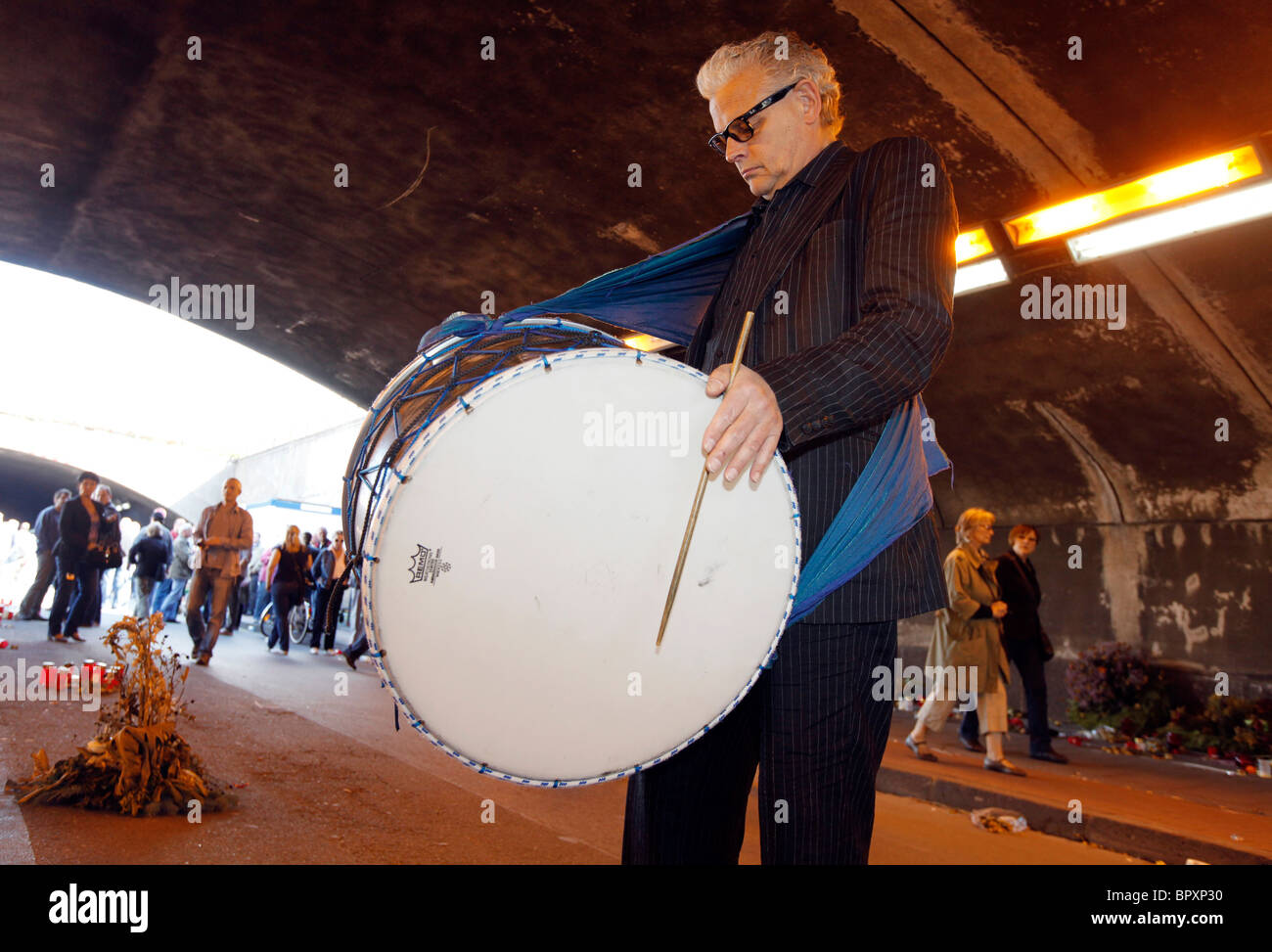 Duisburg, Germania, Loveparade 2010: il batterista nel tunnel dove il 24 Luglio 2010 21 morti e centinaia di feriti in un panico Foto Stock