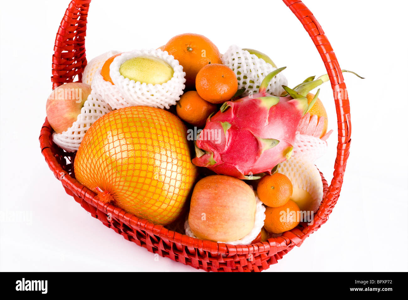 Cesto di frutta con frutta mista su sfondo bianco Foto Stock