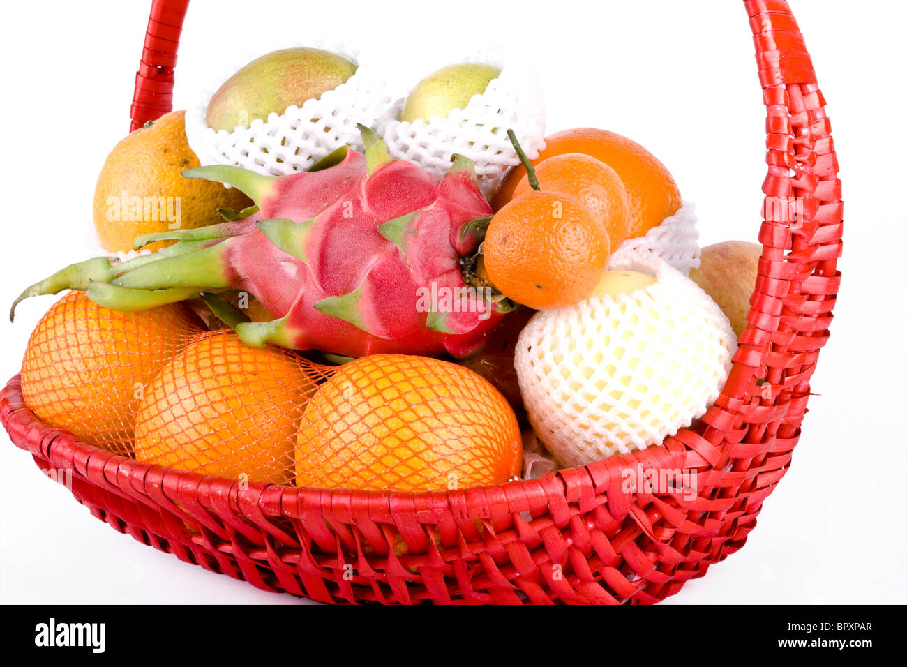 Cesto di frutta con frutta mista su sfondo bianco Foto Stock