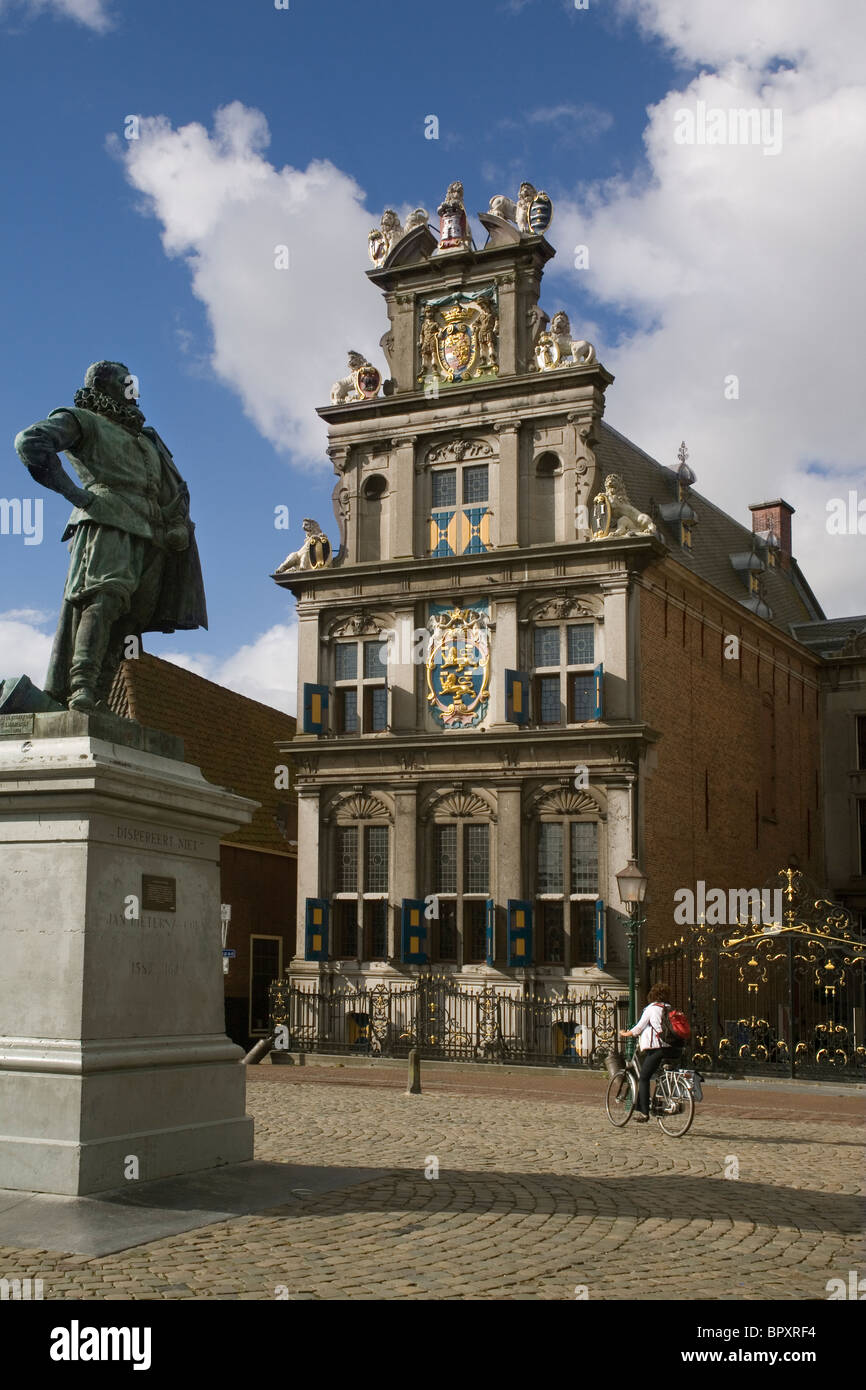 Holland Hoorn Roode Steen & statua di Jan Pieterszoon Coen, fondatore della Dutch East India Company Foto Stock