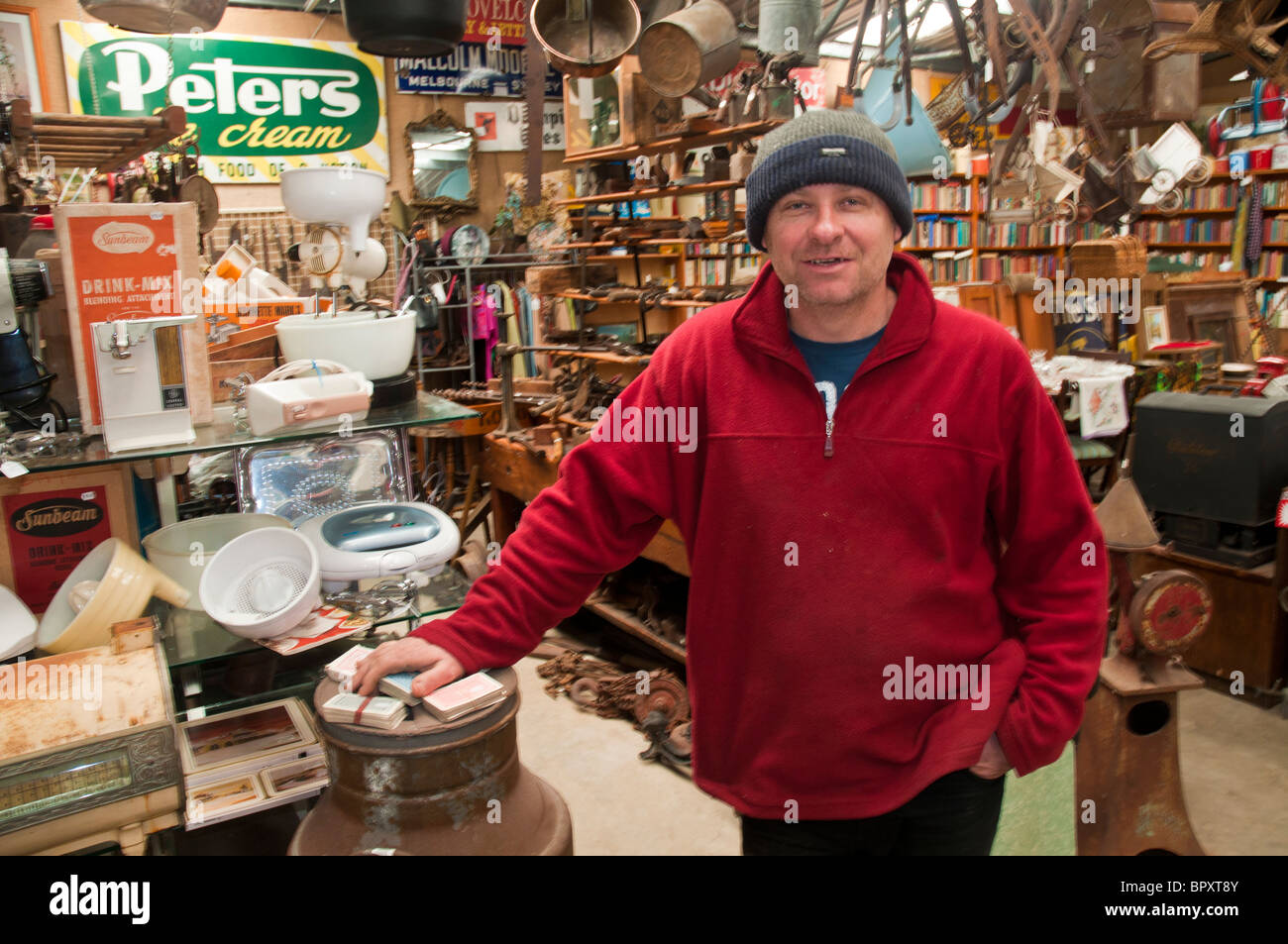 Paul Schipper, antiquario nel suo fornitissimo negozio di campagna vicino Koroit, Victoria, Australia Foto Stock