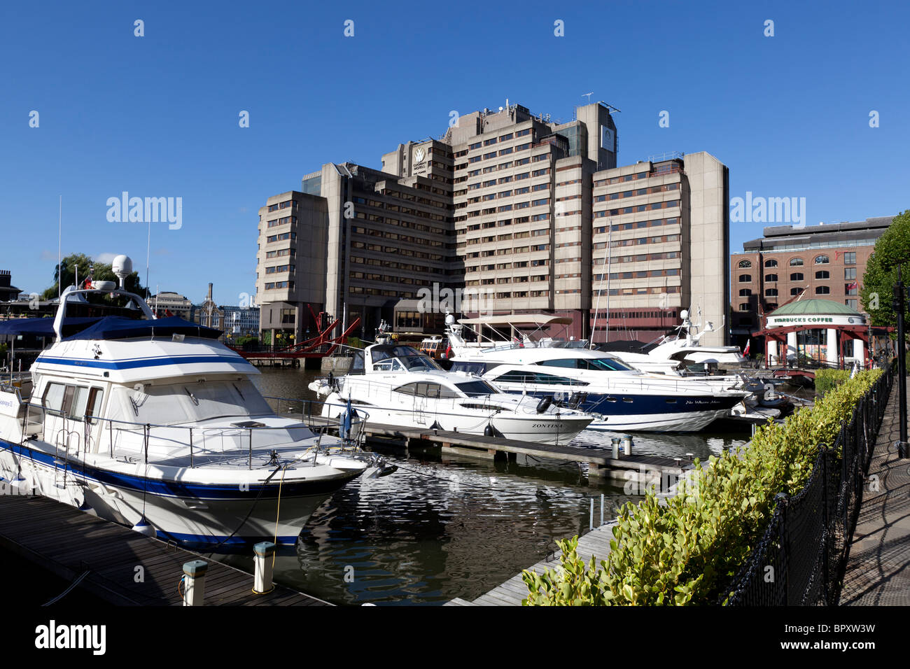 Il Tower Hotel (Guoman) & St Katherine's Dock, Londra, Regno Unito. Foto Stock