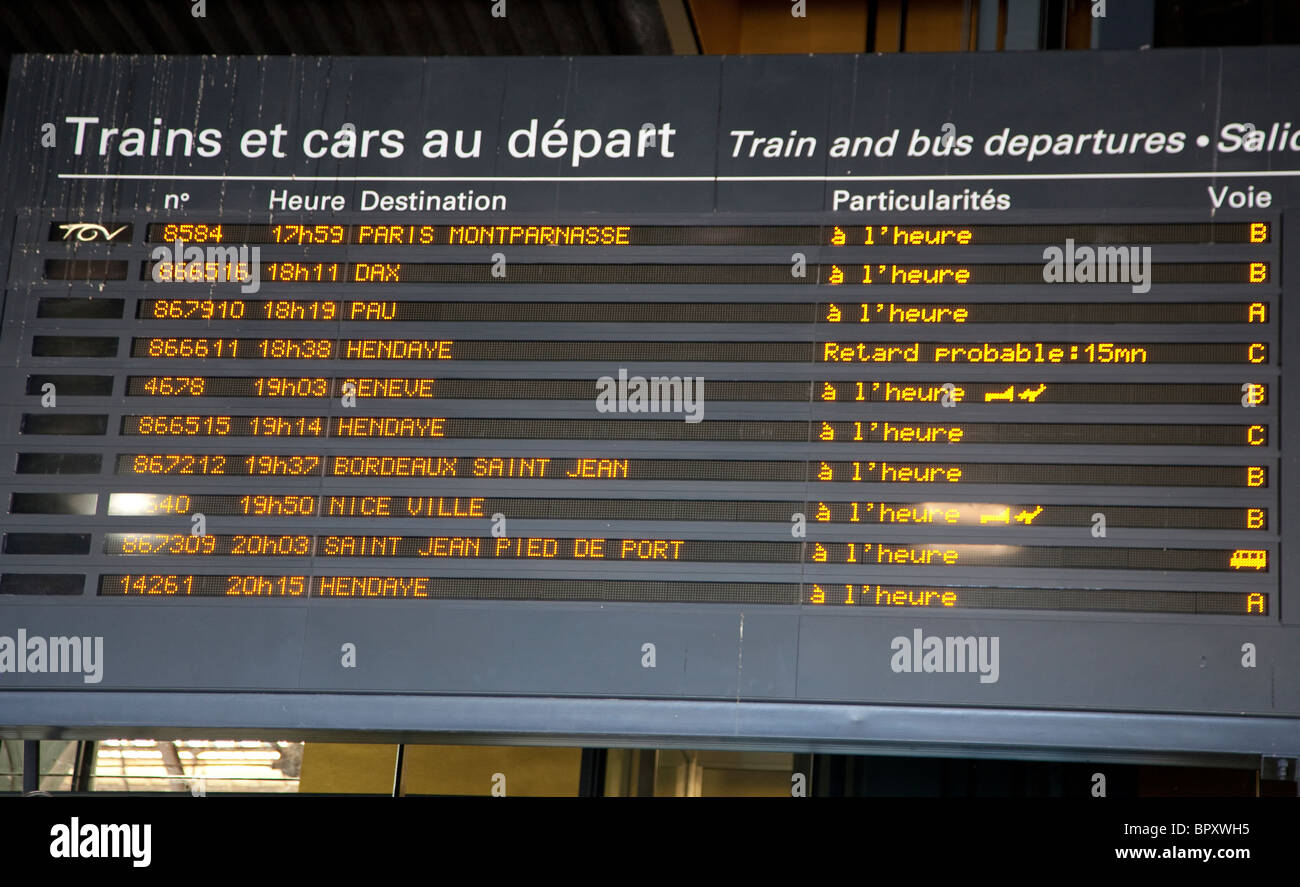 Scheda di partenze in francese stazione ferroviaria Foto Stock