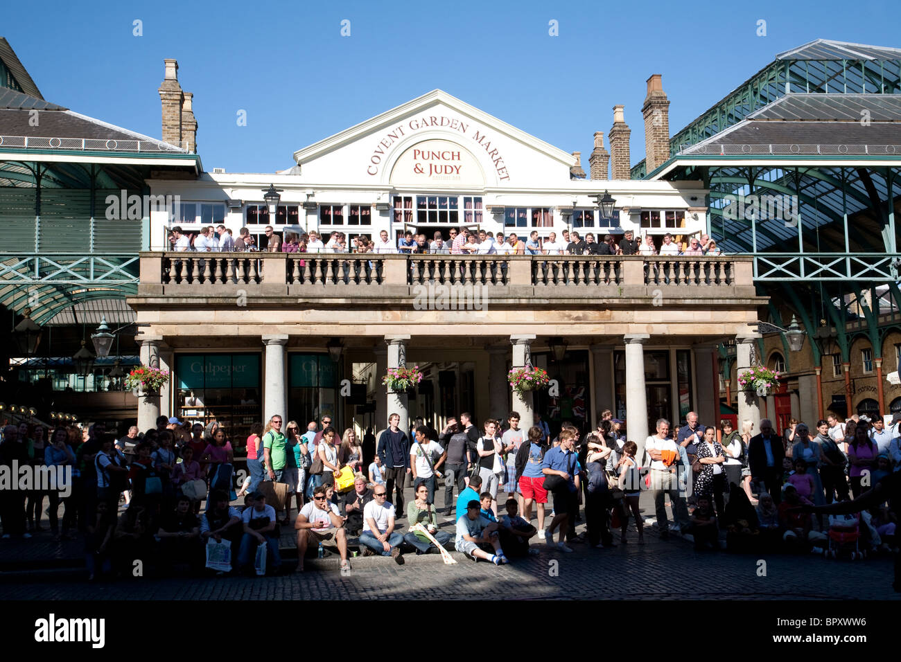 Mercato di Covent Garden, West End sito turistico associato con la Royal Opera House e ex area del mercato di frutta e verdura . Foto Stock