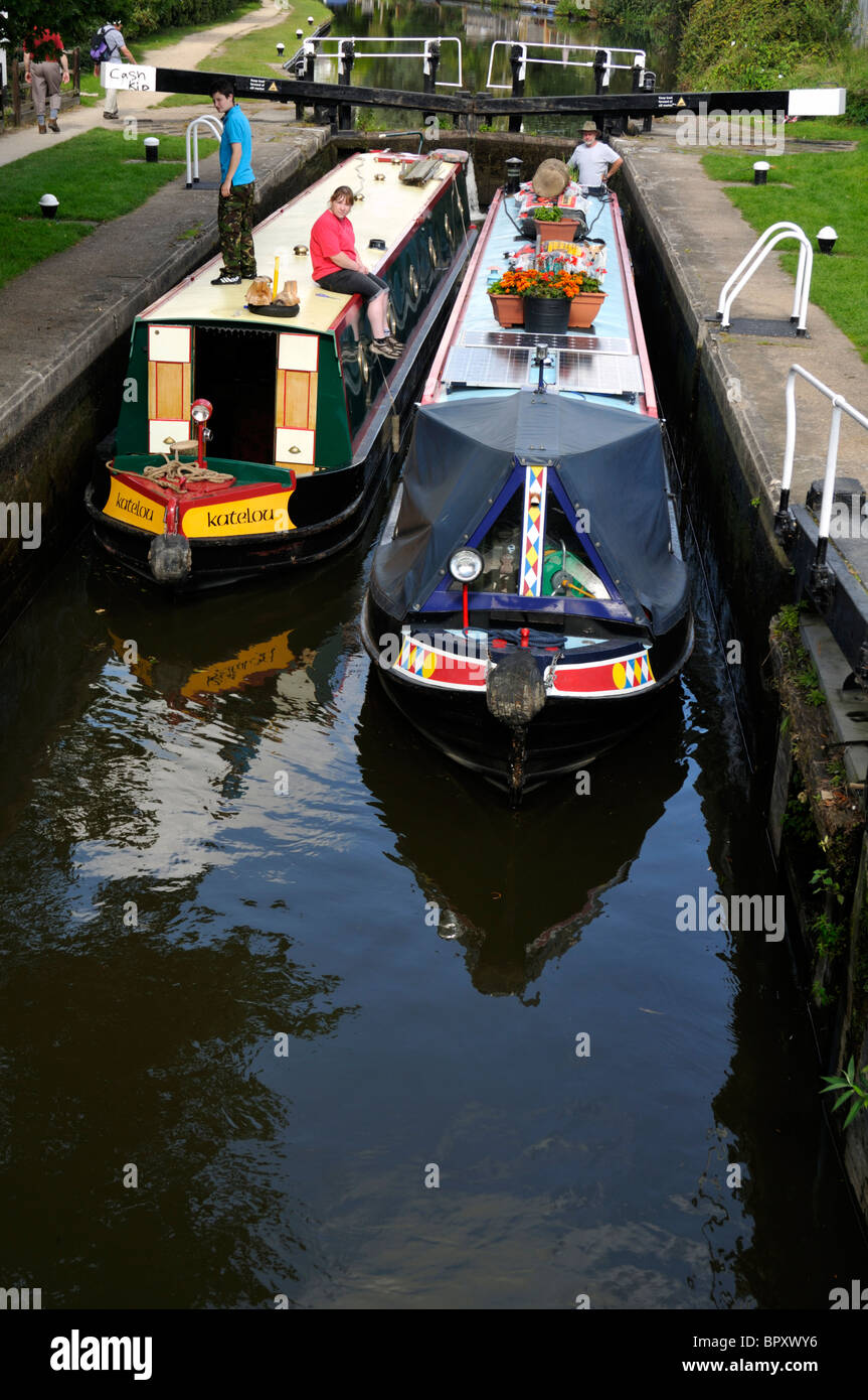 Due imbarcazioni strette in Apsley Lock 65 sul Grand Union Canal, Hertfordshire, Regno Unito. Foto Stock
