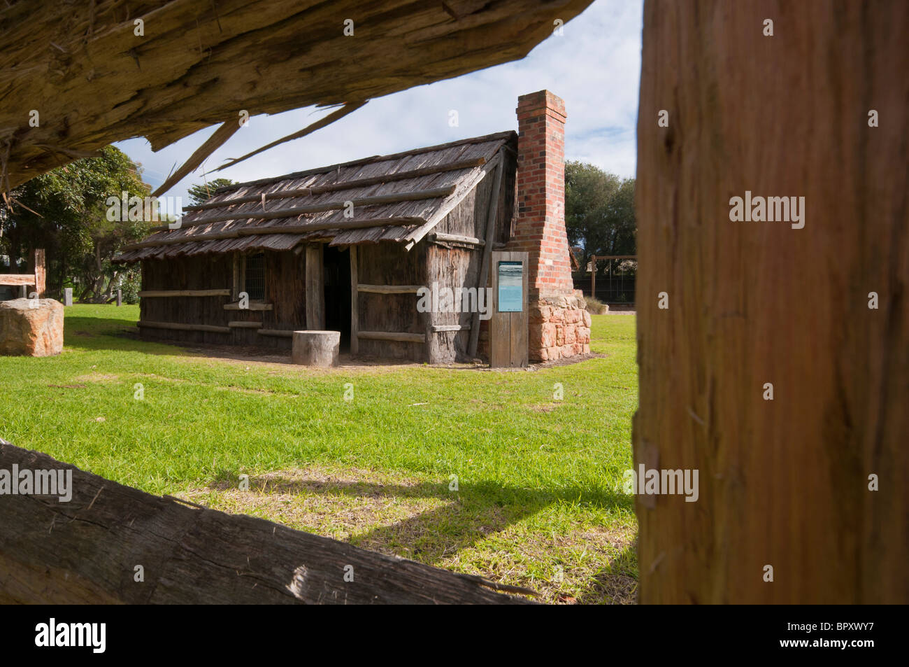 Replica di un pioniere australiano bramma e corteccia capanno vicino a Lorne in Victoria Foto Stock