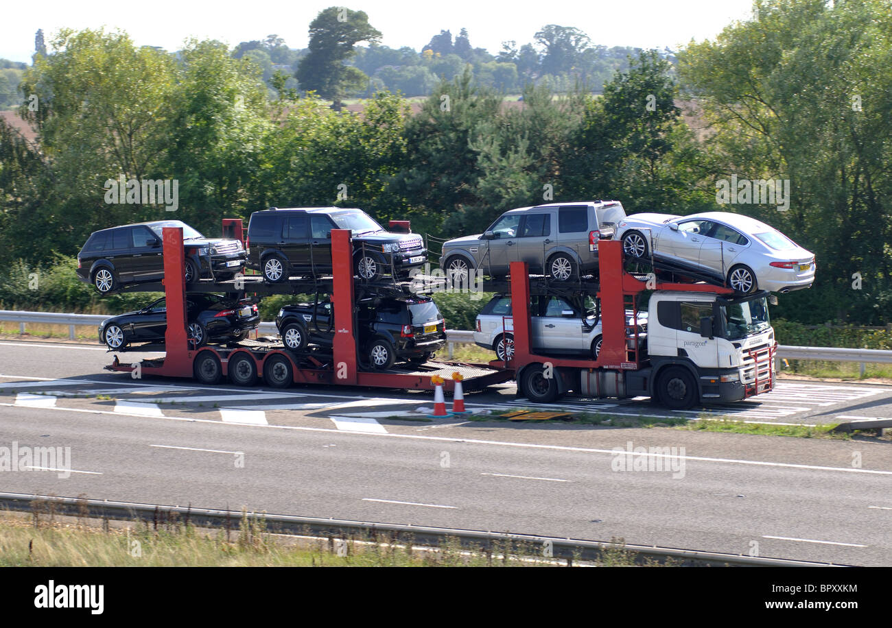 Jaguar e Land Rover Automobili su transporter Foto Stock