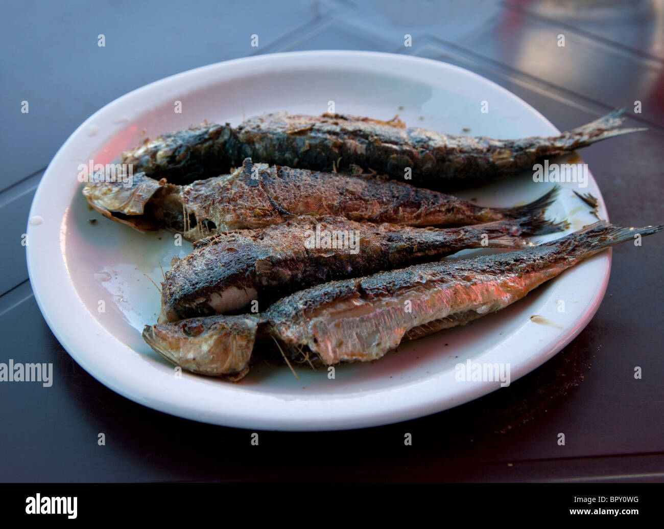 Piatto di sardine grigliate in ristorante a Biarritz, Francia Foto Stock
