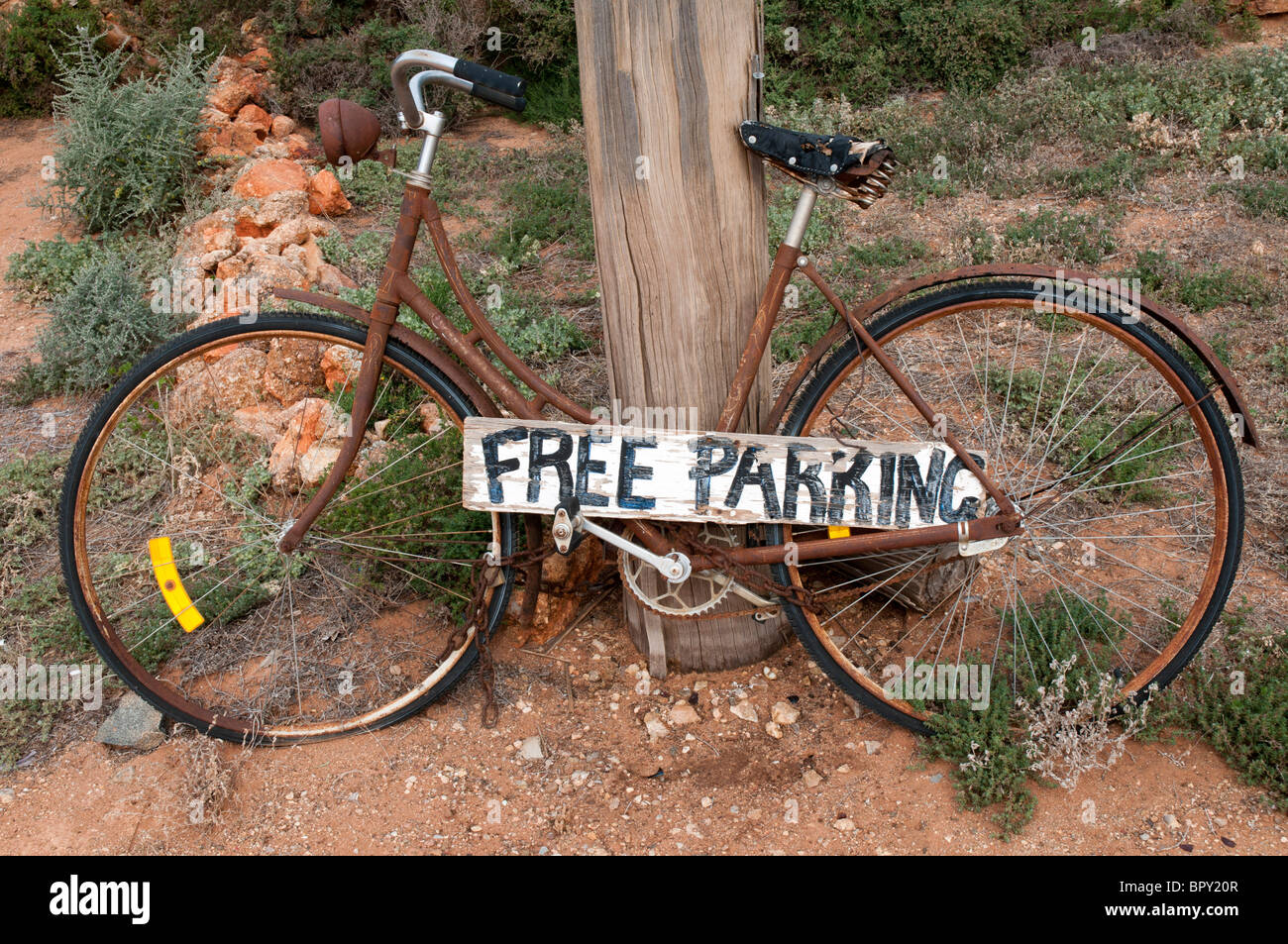 Simbolo di parcheggio con una bicicletta arrugginita Foto Stock