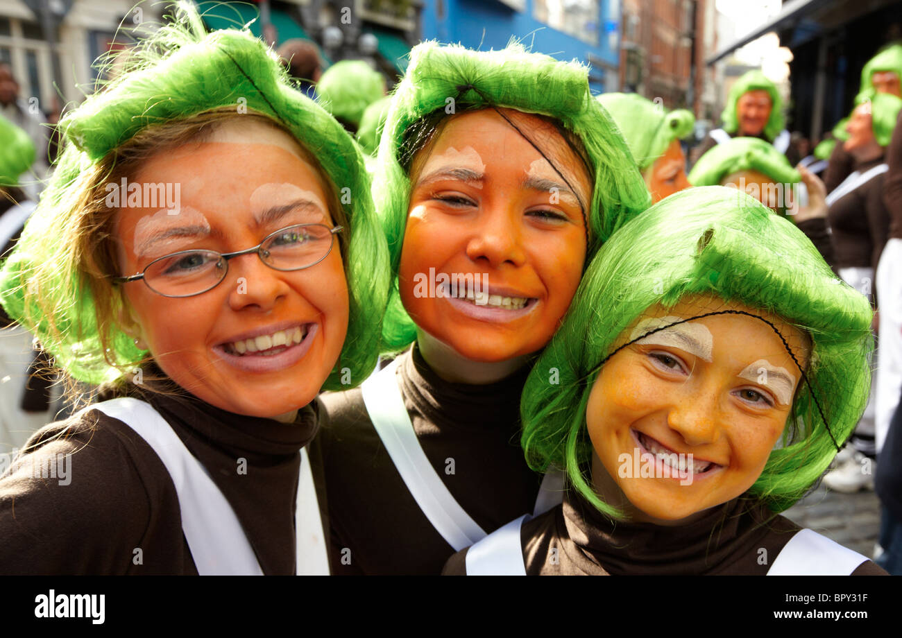 Oompa Loompas a Willy Wonka e la Fabbrica di Cioccolato Parade di Dublino  Irlanda Europa Foto stock - Alamy