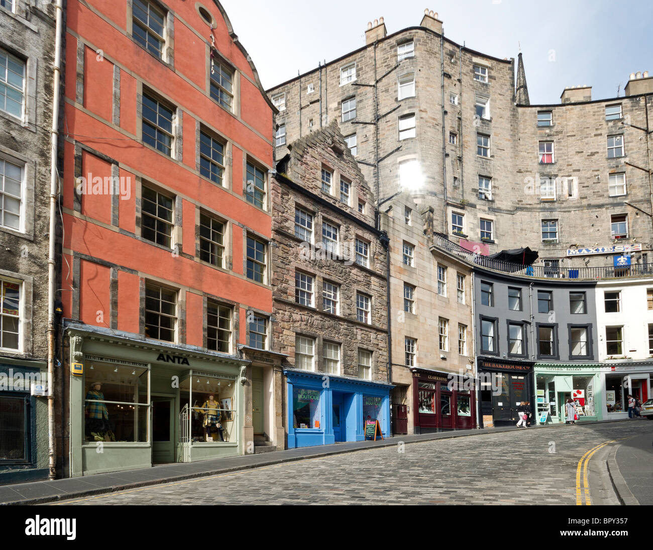 West Bow (sinistra) sfociante in Victoria Street (a destra) nel centro storico di Edimburgo in Scozia Foto Stock