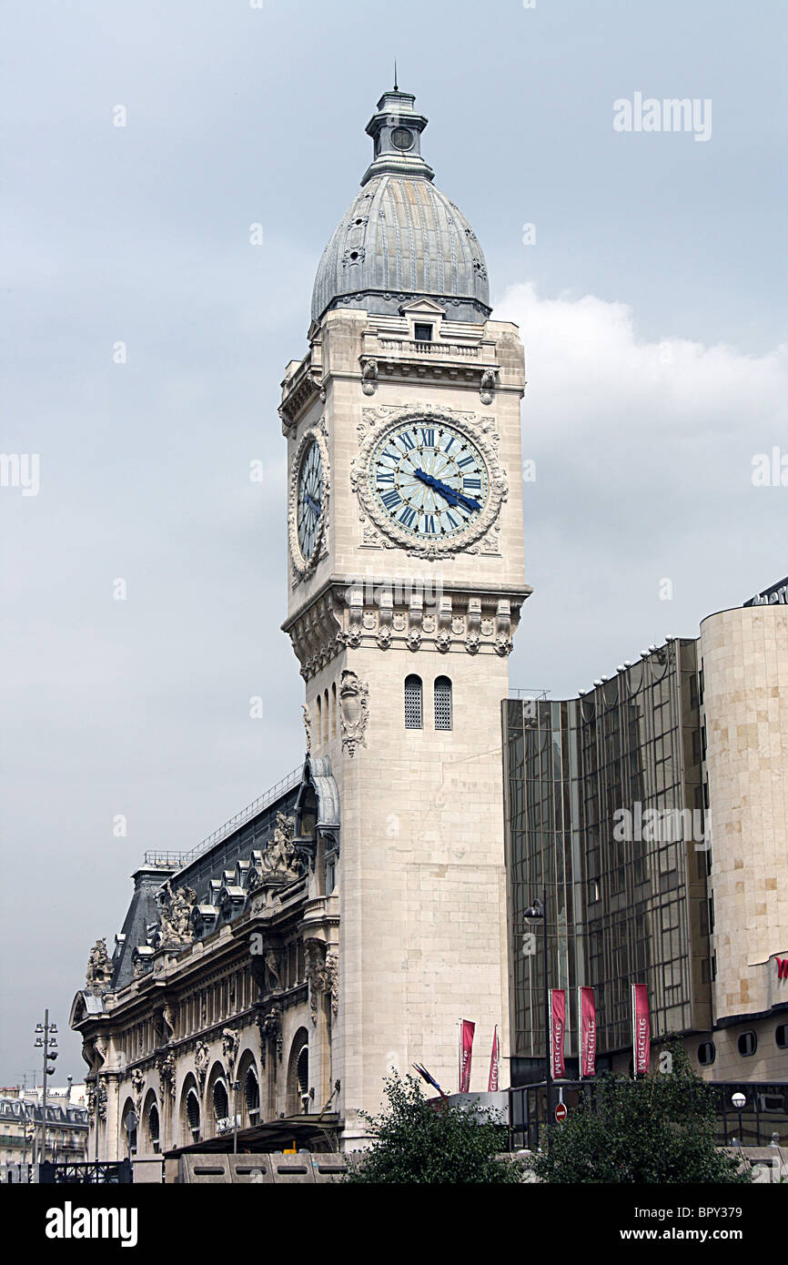 Parigi Gare de Lyon, stazione anteriore e torre dell'orologio Foto Stock