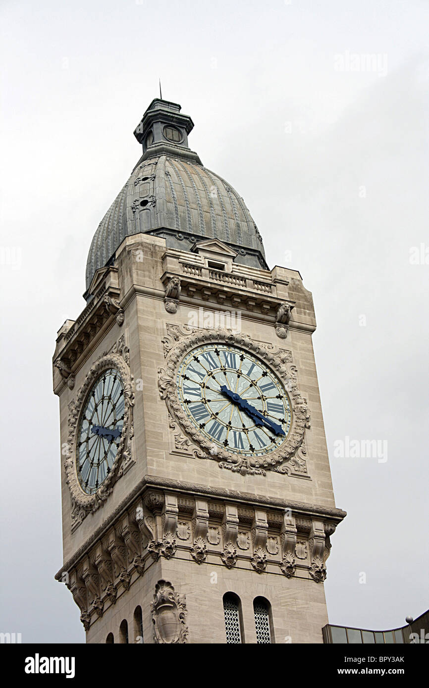 Parigi Gare de Lyon, stazione anteriore e torre dell'orologio Foto Stock