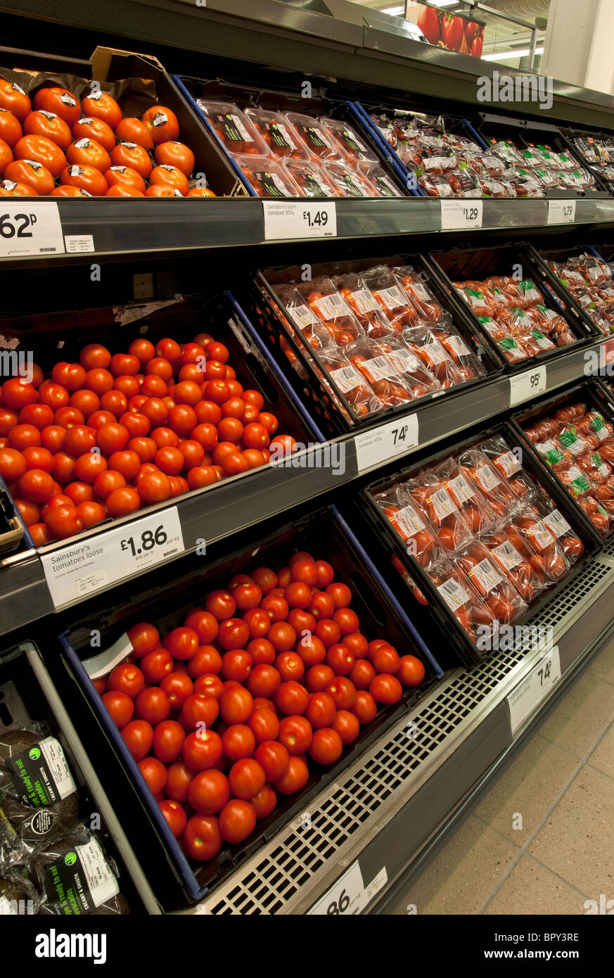 Visualizzazione di pomodori in un supermercato. Foto Stock