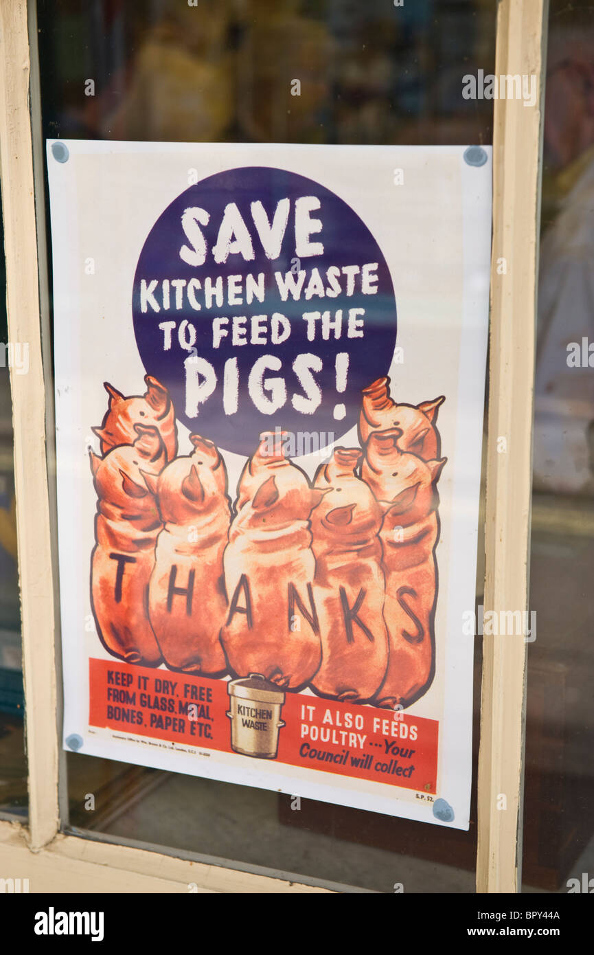 Salvare i rifiuti di cucina WW2 poster in vetrina per 1940s caso UK Foto Stock