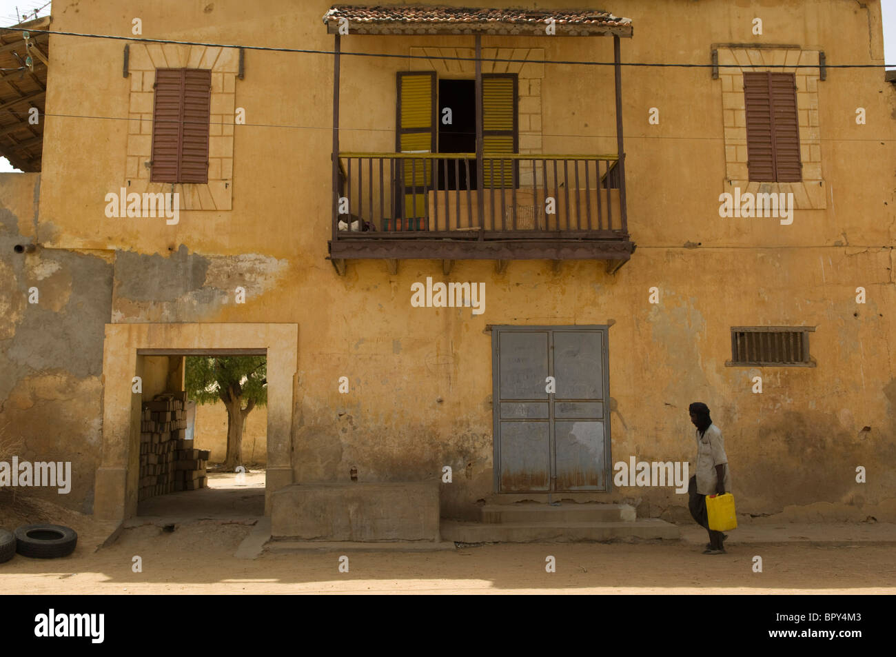 Casa coloniale su lo storico argine del fiume Senegal, Dagana, Senegal Foto Stock