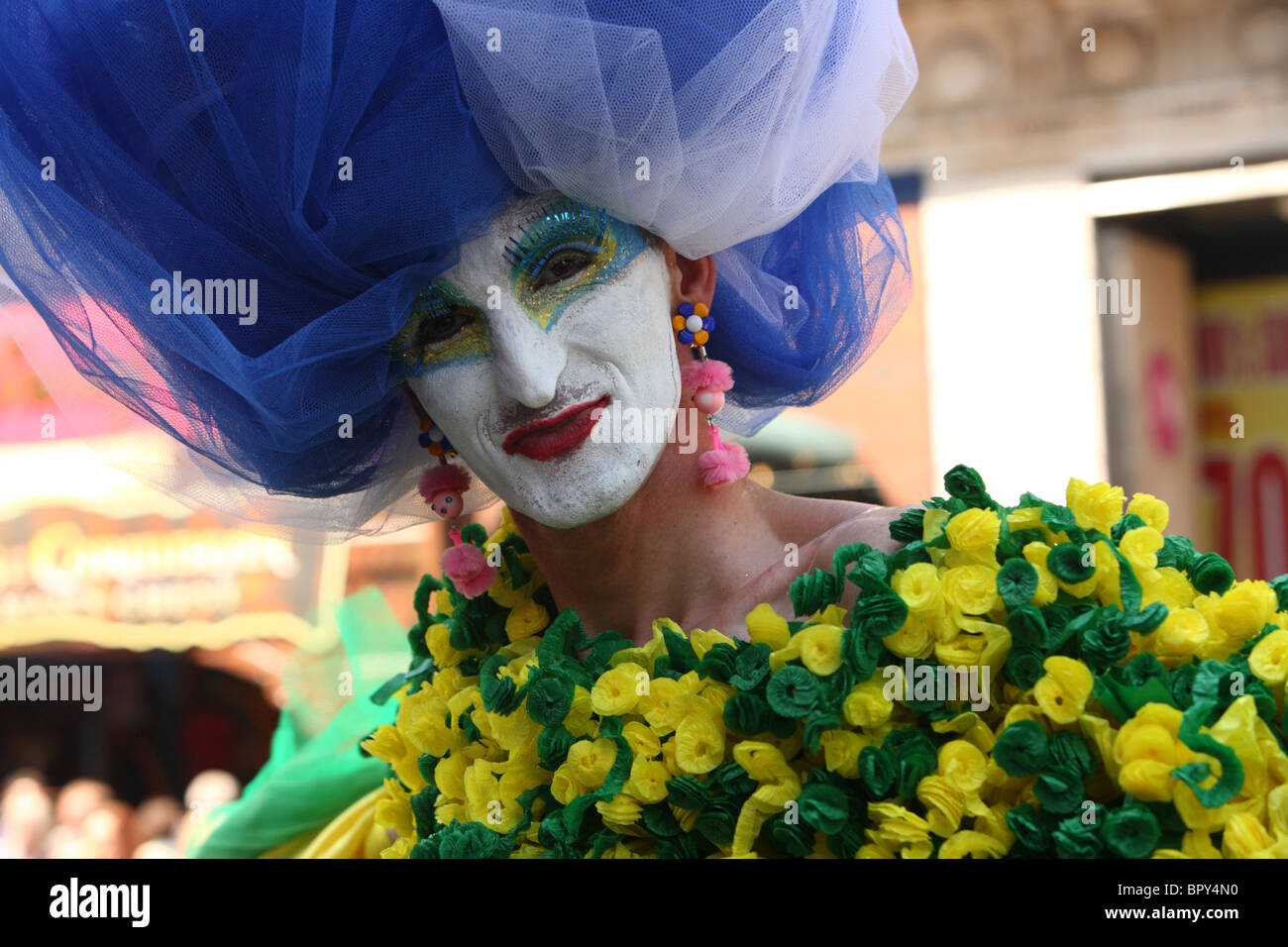 Un colorato cross-vestito partecipante al Europride 06 marzo in Oxford Street, Westminster, London, W1. Foto Stock