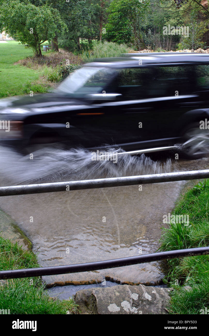 Veicolo 4 X 4 passando attraverso la Ford, Broadwell vicino a Moreton in Marsh, Gloucestershire, England, Regno Unito Foto Stock