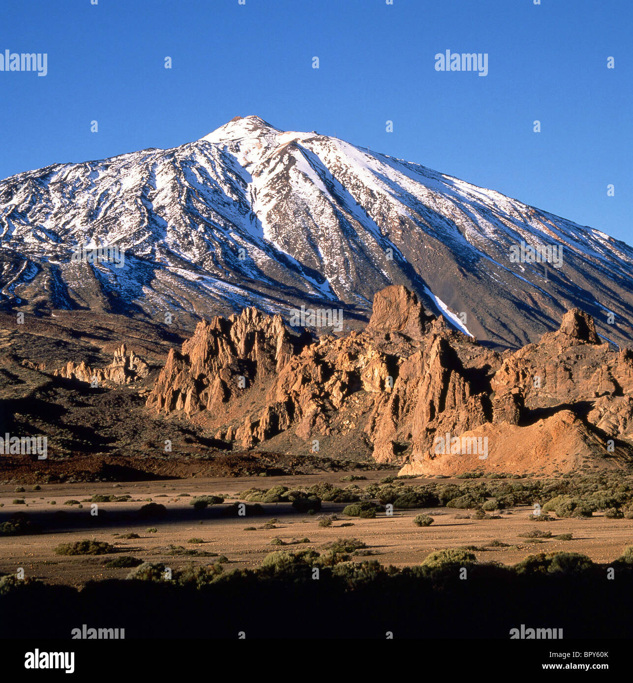Vista di snow-capped Mt Teide, il Parque Nacional del Teide Tenerife, Isole Canarie, Spagna Foto Stock