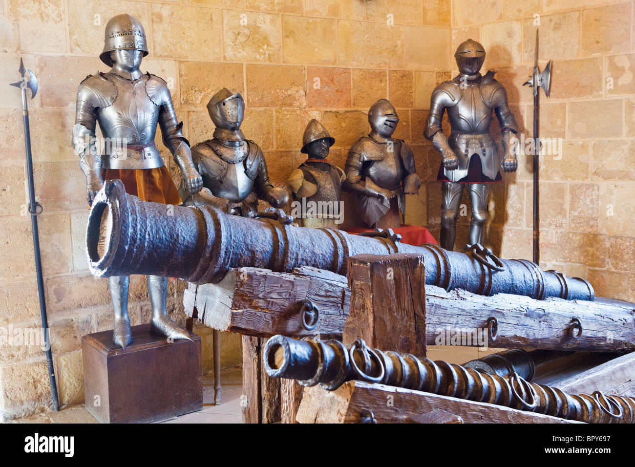 Segovia, provincia di Segovia Spagna. Xiv e xv secolo di pezzi di artiglieria e di armi e armature sul display nell'Alcazar Armeria Foto Stock