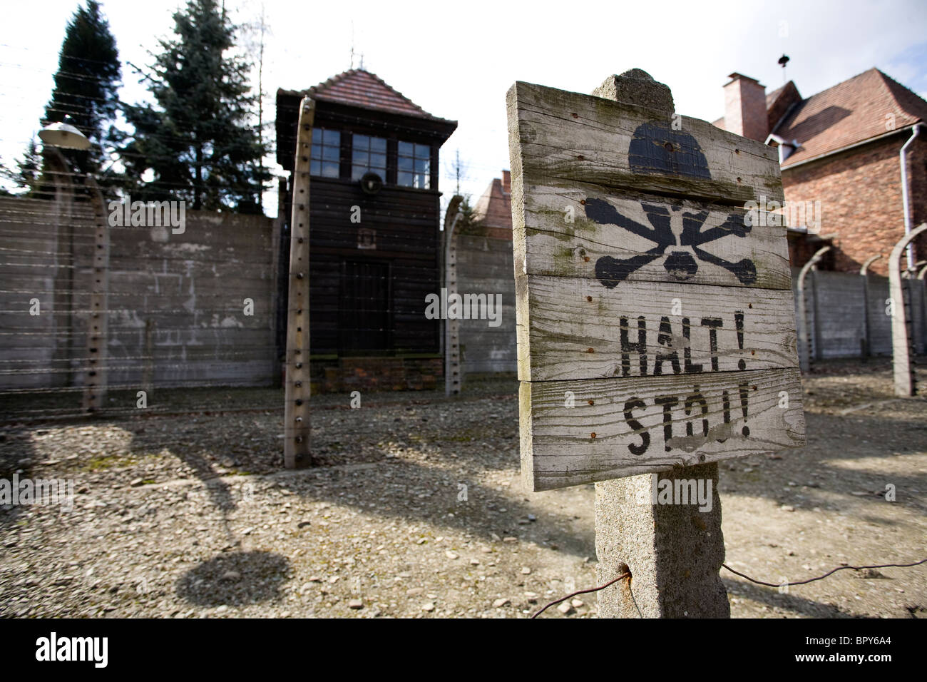 Un segno halt all' interno del perimetro recinzione al campo di concentramento di Auschwitz, Polonia. Foto Stock