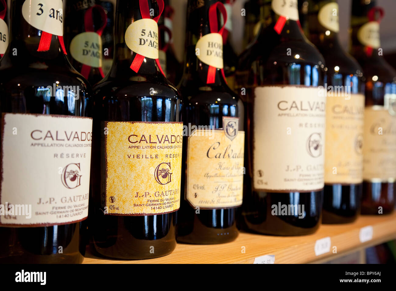 Bottiglie di Calvados Calvados in vendita in francese negozio di alimentari, Deauville, Normandia Foto Stock