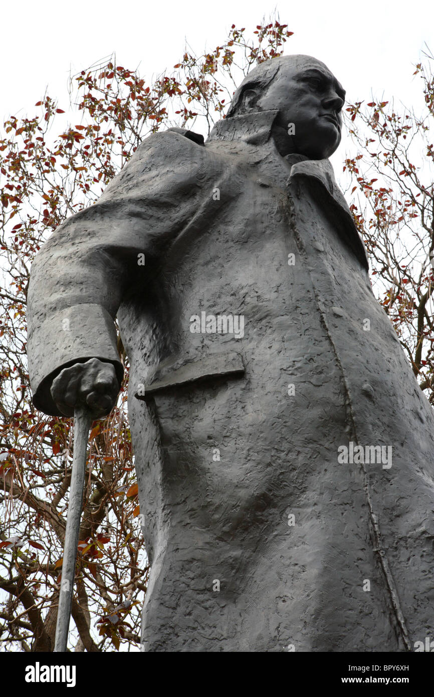 Winston Churchill monumento di granito di Ivor Roberts-Jones, Whitehall, Westminster, London, SW1. Foto Stock