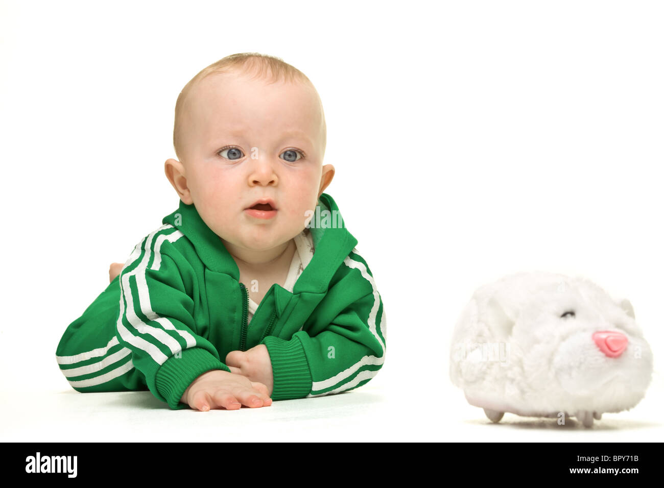 Carino espressivo baby boy isolati su sfondo bianco. Foto Stock
