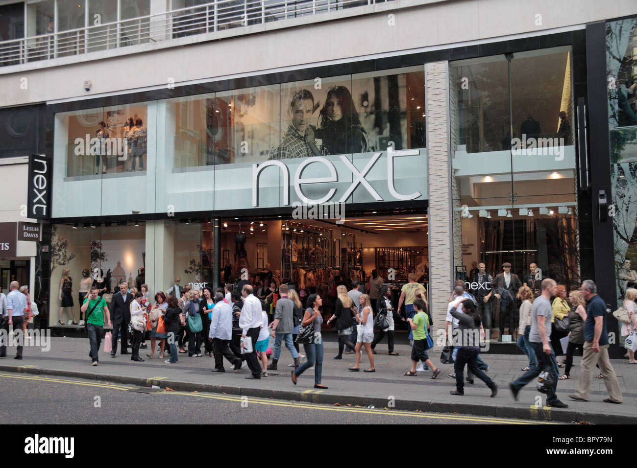 Street view del prossimo abbigliamento e negozio di moda su Oxford Street, Londra, Regno Unito. Foto Stock