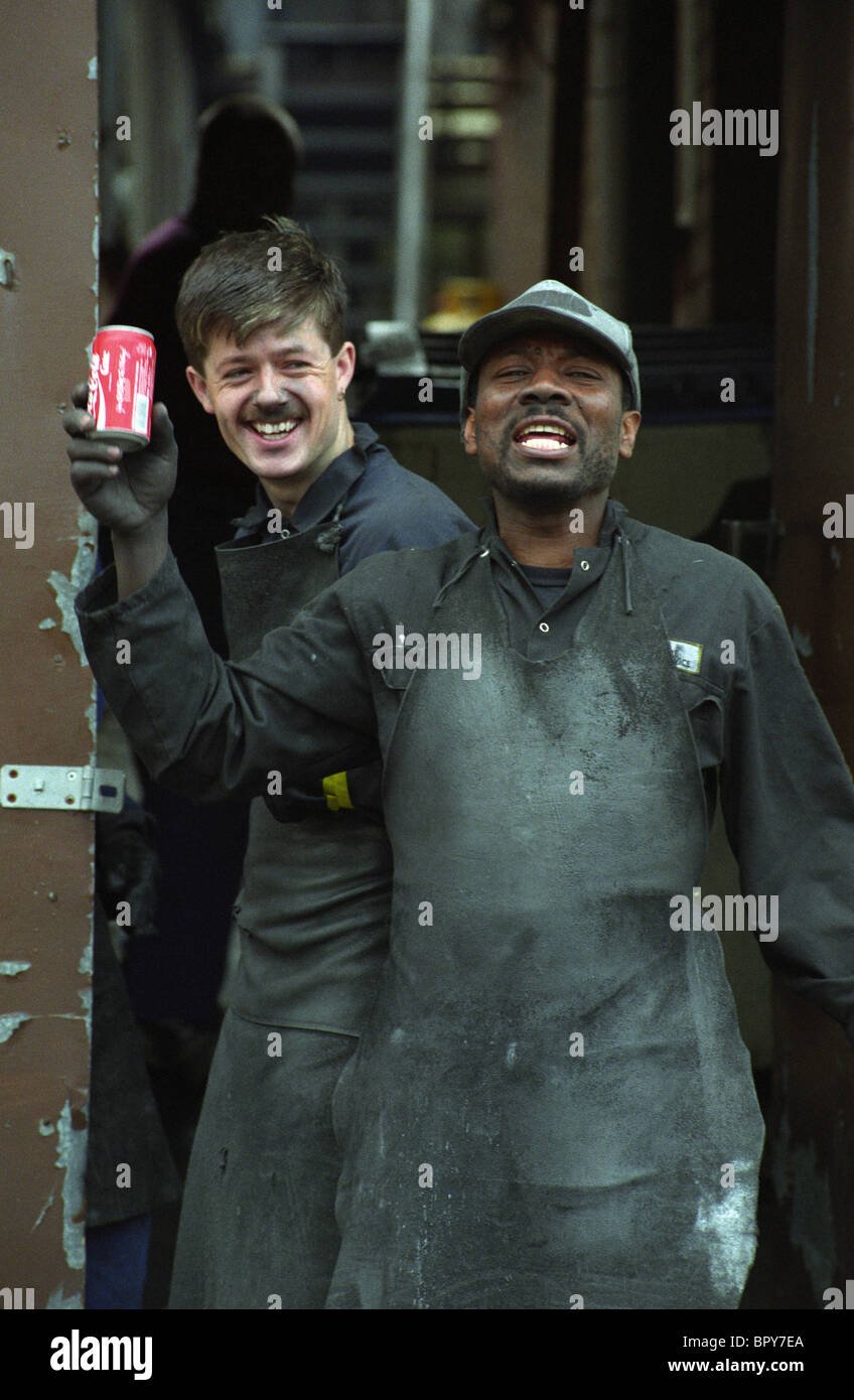 Lavoratori di fonderia in Birmingham passo al di fuori di una pausa Foto Stock