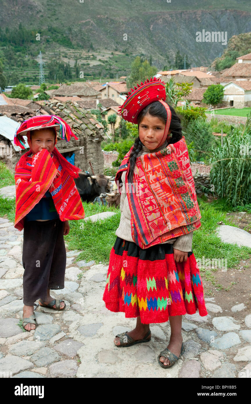 I bambini peruviani in abito tradizionale ad Ollantaytambo, Valle di Urubamba, Perù, Sud America. Foto Stock