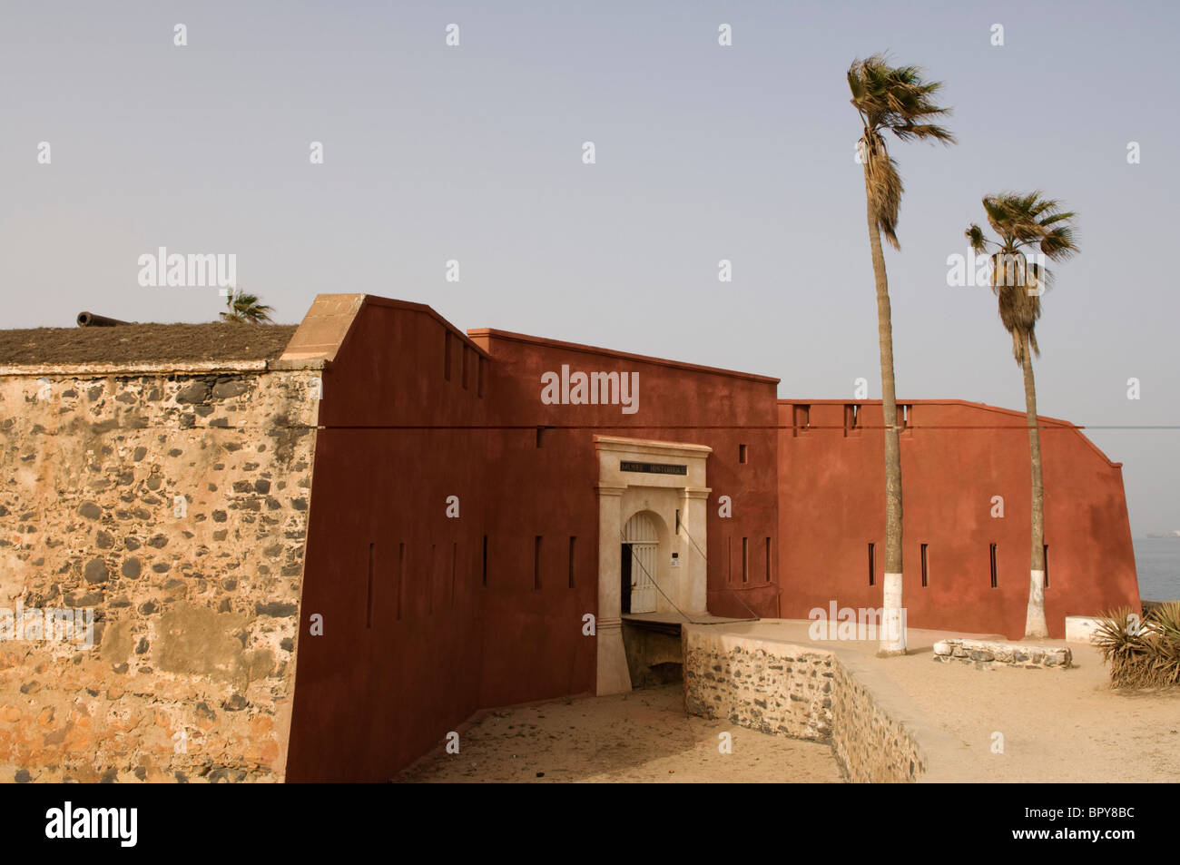 Fort d' Estrées, costruita dai francesi nel 1850, ospita la IFAN museo storico, Isola di Gorée, Senegal Foto Stock