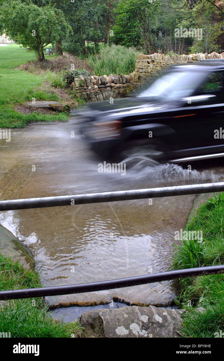 Veicolo 4 X 4 passando attraverso la Ford, Broadwell vicino a Moreton in Marsh, Gloucestershire, England, Regno Unito Foto Stock