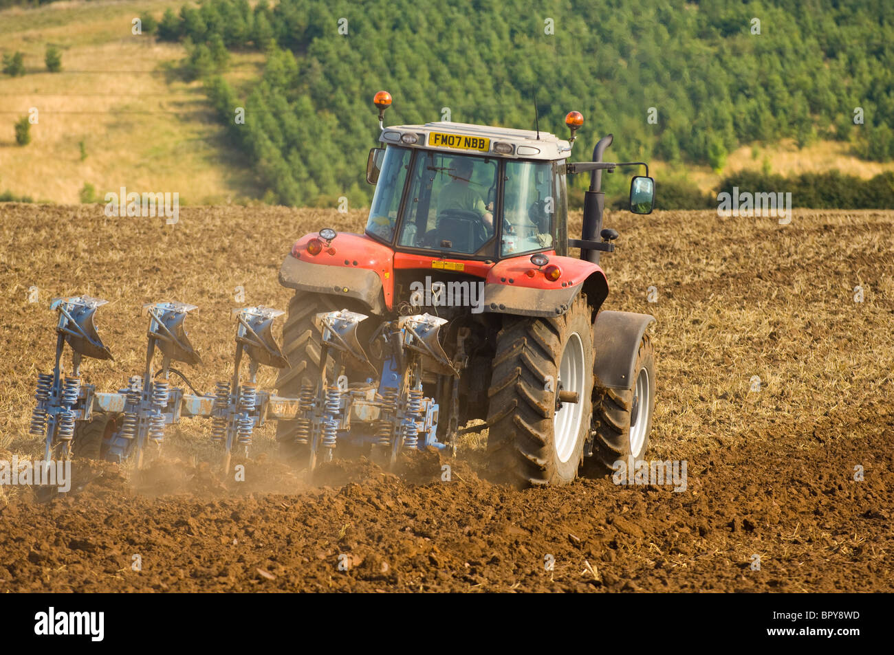 Massey Ferguson aumenta la potenza con l'MF 8740 - Agrimeccanica