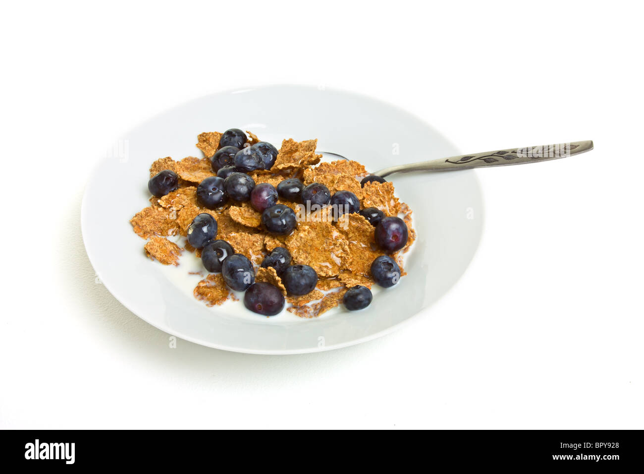 Cereali per la prima colazione un medley di fiocchi di crusca, mirtilli, miele e latte. Foto Stock